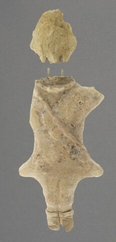 Figurine : fragment informe de tête et corps avec jambes