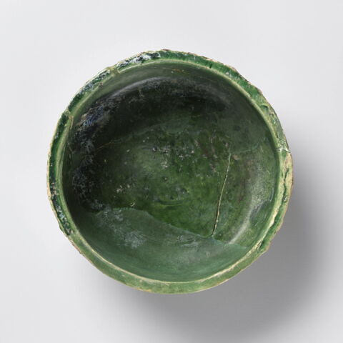 Coupe à décor de fleurettes et losanges, image 3/4