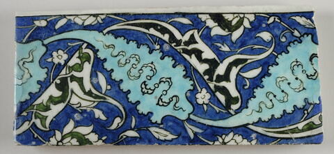 Carreau de bordure à fleurons rumi et feuilles dentelées décorées d'un nuage tchi, image 2/3