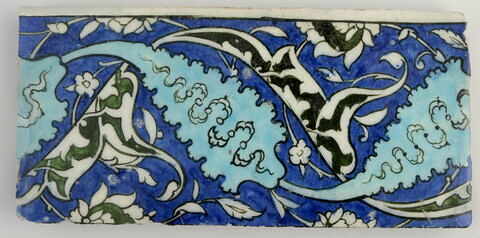 Carreau de bordure à fleurons rumi et feuilles dentelées décorées d'un nuage tchi, image 1/3