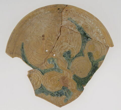 Plat fragmentaire au décor végétal, image 1/1