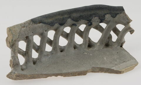 Fragment de bord de plat ajouré (tresses), image 1/1