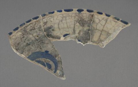 Trois fragments de plat recollés, image 1/1