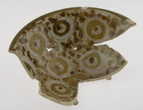 Fragment de coupe à rouelles sur fond de tiges ponctuées, image 1/2