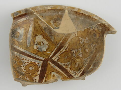 Fragment de coupe à décor floral : fond, paroi, image 1/1