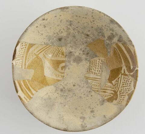 Coupe composée de nombreux fragments, image 1/2