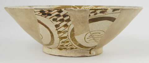 Coupe composée de nombreux fragments, image 2/2