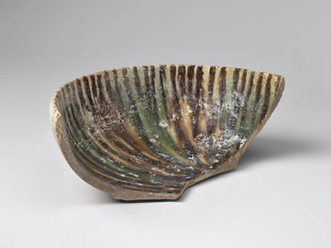 Grand fragment de fond et de paroi de coupe à décor rayonnant, image 1/2