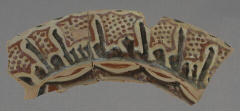 Fragment d'aile de plat à décor épigraphique