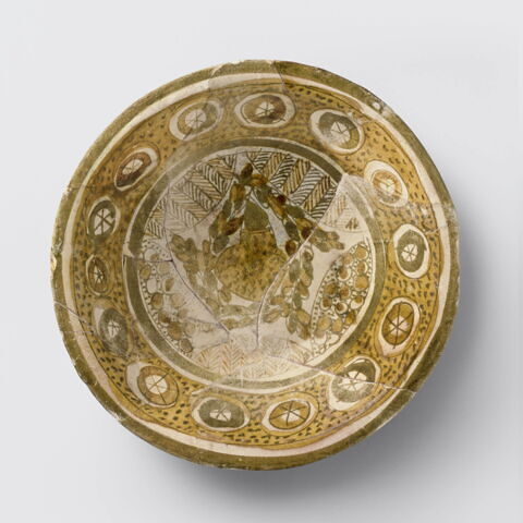 Coupe à décor végétal stylisé, image 1/10