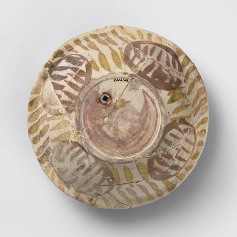 Coupe à décor végétal stylisé, image 2/10