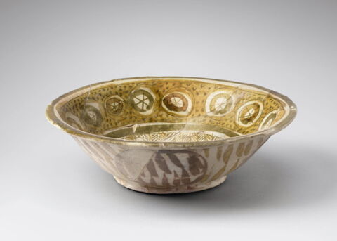 Coupe à décor végétal stylisé, image 3/10