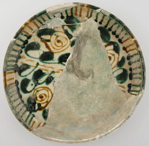 Grande plat à bords droits, à décor de virgules et de volutes, image 1/2