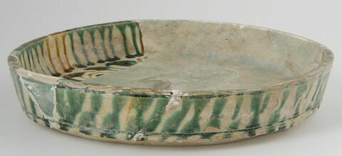 Grande plat à bords droits, à décor de virgules et de volutes, image 2/2