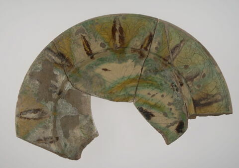 Plat fragmentaire à aile large, sur pieds 