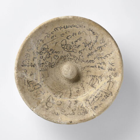 Coupe inscrite, à ombilic et bords éversés, image 2/6