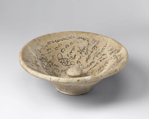 Coupe inscrite, à ombilic et bords éversés, image 1/6