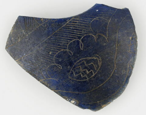 Fragment de récipient à décor végétal, image 1/1