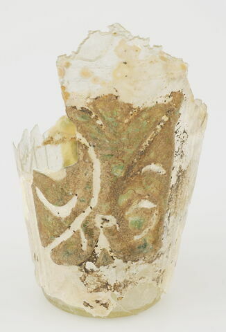 Fragment de gobelet à motif végétal stylisé, image 2/2