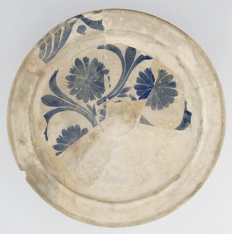 Plateau sur trois hauts pieds, à décor végétal, image 1/2