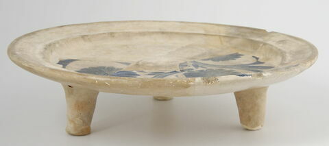 Plateau sur trois hauts pieds, à décor végétal, image 2/2