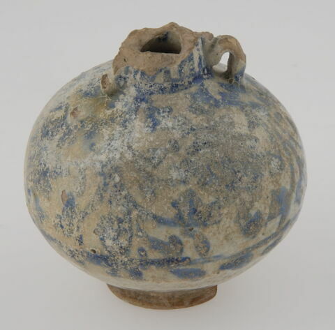 Petit vase globulaire à deux anses, décor floral bleu et blanc, image 1/1