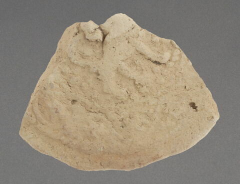 Couvercle troué à décor de quadrupède dont la tête manque, image 1/1