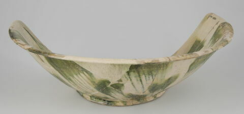 Très grande coupe fragmentaire à taches et coulures vertes, image 2/2