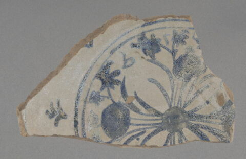 Fond de plat fragmentaire à décor végétal centré, bleu et blanc, image 1/1