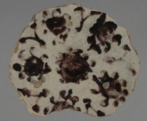 Fond de plat à décor floral aubergine, image 1/1