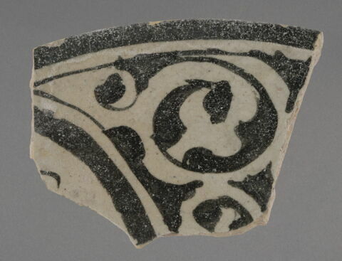 Fragment de bord de coupe à décor de rinceaux noirs, image 1/1