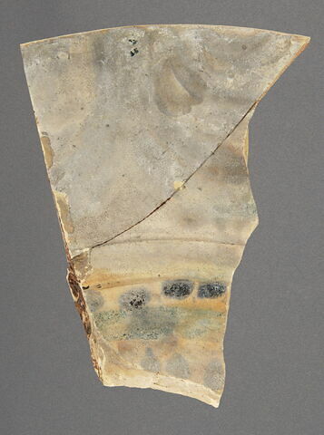 Un tesson faisant partie du plat fragmentaire sur trois pieds, à décor de 