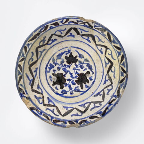 Grand plat fragmentaire à décor floral et de chevrons bleu et noir, image 1/6