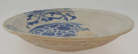 Grand plat très fragmentaire, décor bleu et blanc, image 2/2