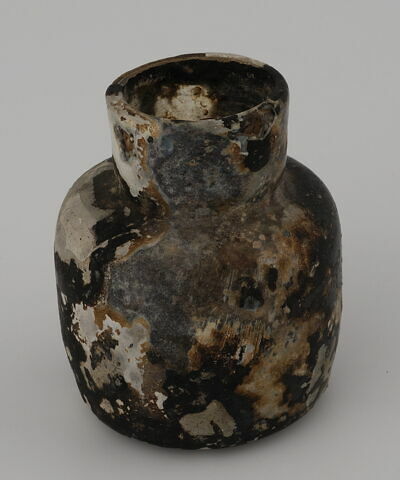 Flacon à corps cylindrique et large col légèrement évasé ; marque de pontil sous la base, image 1/1