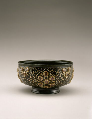 Coupe aux mandorles fleuries, image 2/3