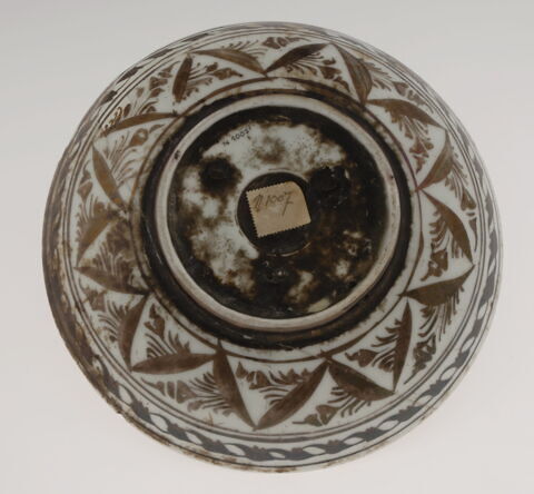 Plat à motifs de feuilles hélicoïdales, image 2/3