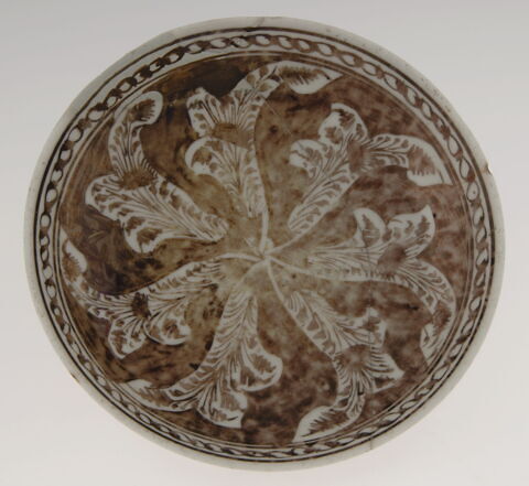 Plat à motifs de feuilles hélicoïdales, image 3/3