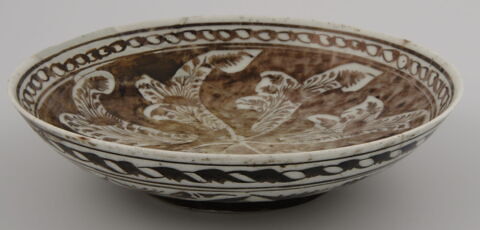 Plat à motifs de feuilles hélicoïdales, image 1/3