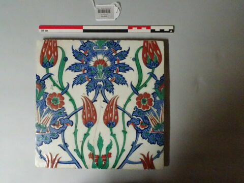 Carreau aux palmettes feuillues ou polylobées et aux tulipes ondulantes, image 2/2