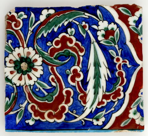 Carreau de bordure aux nuages tournoyants et feuilles hanceri sur fond bleu, image 1/1