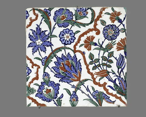 Carreau aux médaillons fleuris polylobés, image 1/1