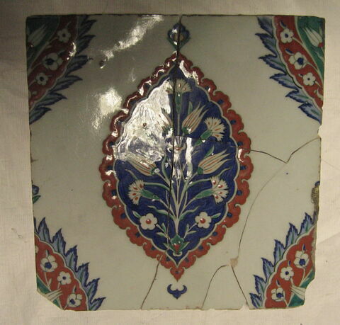 Fragments de carreau aux mandorles décorées de quatre fleurs