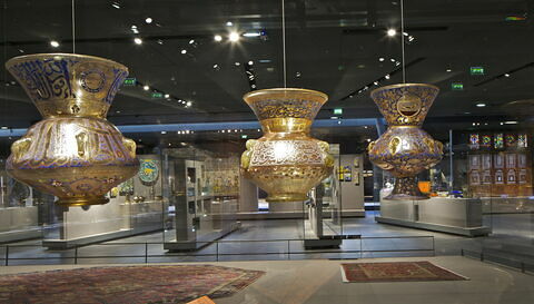 Lampe au nom du sultan Nasir al-Din Hasan, image 2/15