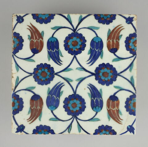 Carreau à rosettes et tulipes issues de tiges formant des losanges, image 1/2