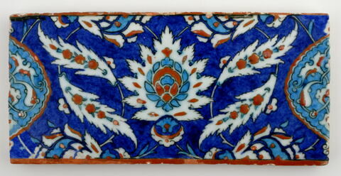 Carreau de bordure à mandorle décorée de fleurons rumi, palmettes feuillues et feuilles dentelées, image 1/1
