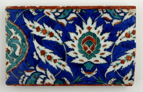 Carreau de bordure à mandorle décorée de fleurons rumi, palmettes feuillues et feuilles dentelées, image 1/1