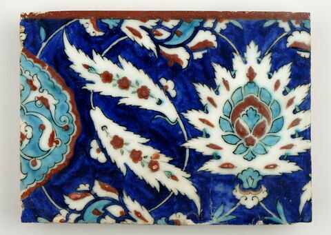 Carreau de bordure à mandorle décorée de fleurons rumi, palmettes feuillues et feuilles dentelées, image 1/1