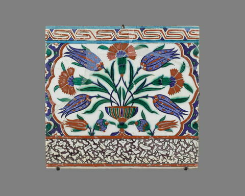 Carreau au vase de tulipes et oeillets. Bordure à décor marbré et frise de méandres, image 1/1