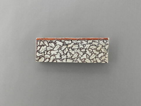 Fragment de bordure à décor marbré et frise de méandres, image 1/1
